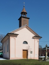 Kaple s pamětní deskou v Radvanicích